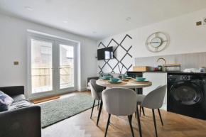 Stunning 2 Bed with Private Parking, WiFi & Coffee
